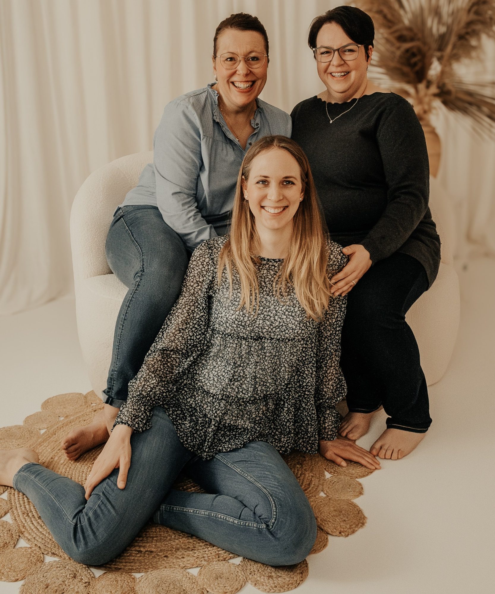 Das Bild zeigt die Hebammen Wiebe (links), Anieke (mitte), und Melanie (rechts)